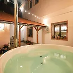 Appartamento Janicsar Garden
