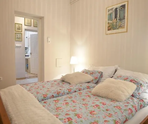 Janicsar Garden Apartament *